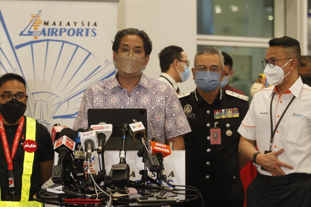 封面副文∕全国版/凯里:开放国门首日,入境者全阴,无确诊