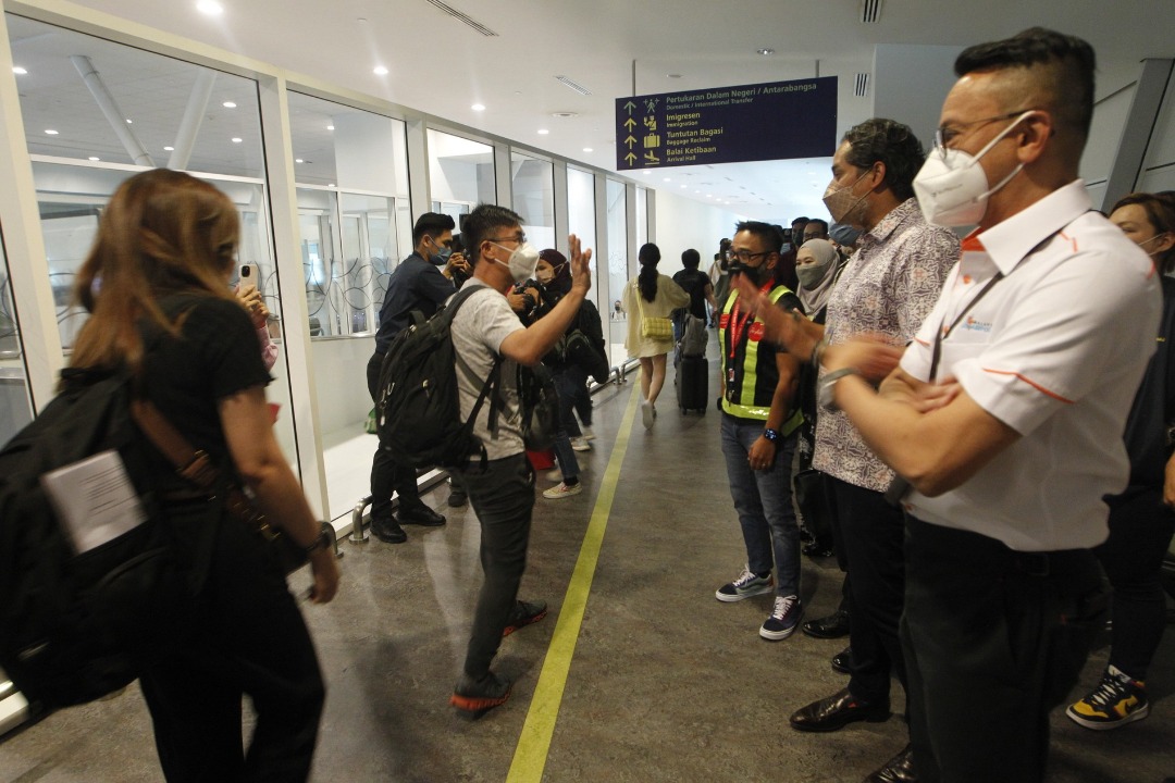 封面副文∕全国版/凯里:开放国门首日,入境者全阴,无确诊