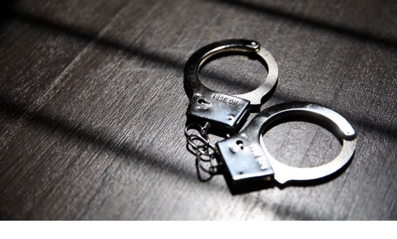 将两服役人员头部推向自己下体 警长被判罚款9400元