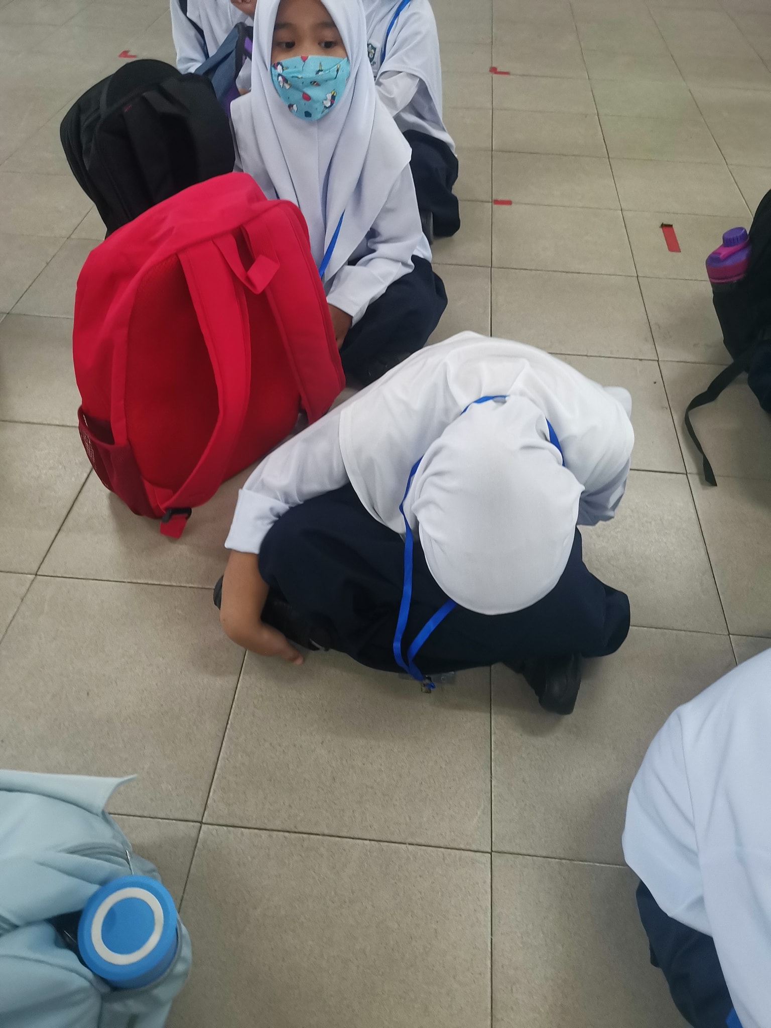 小一女生常独处不讲话 同学举动令老师动容