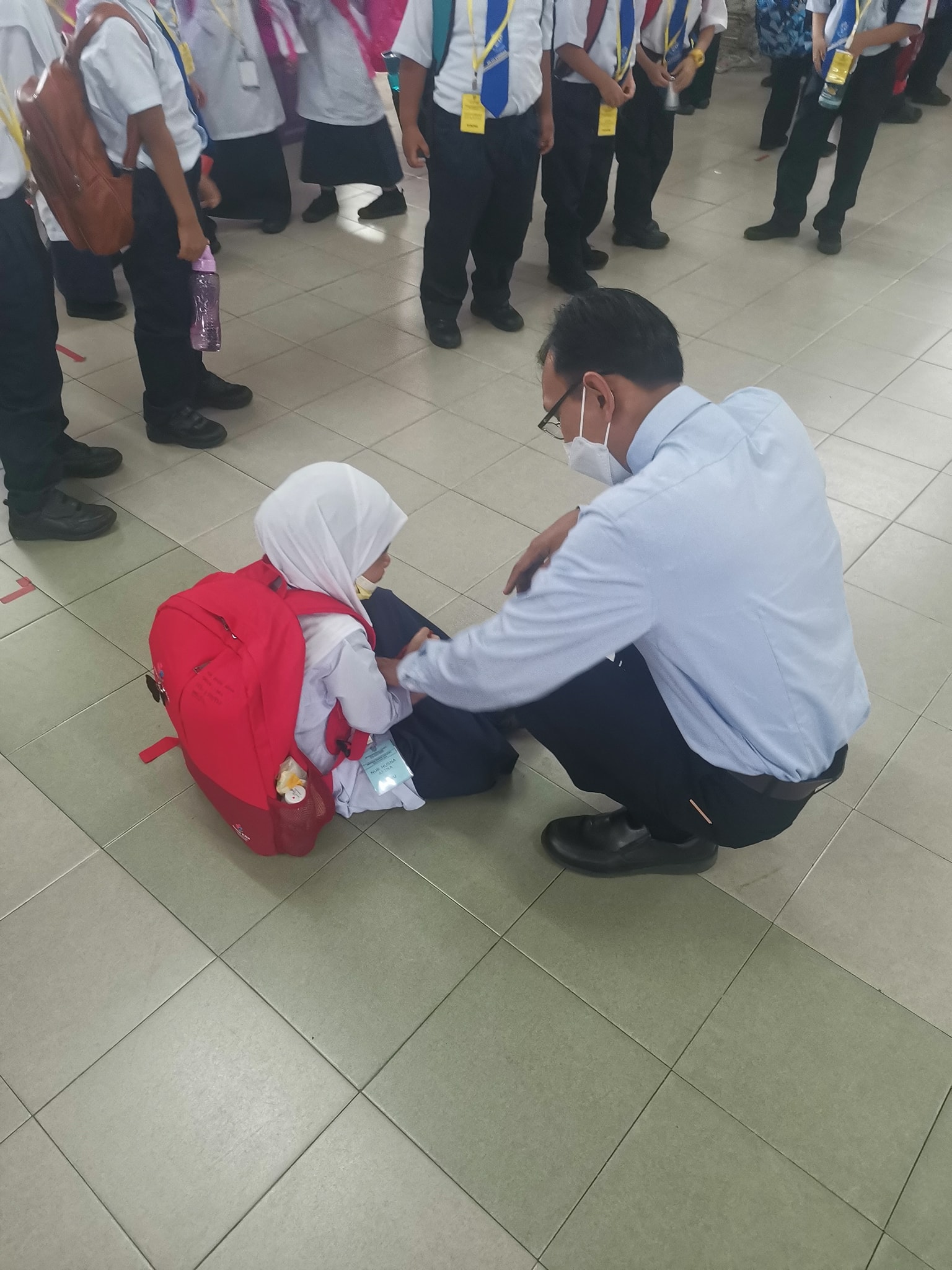 小一女生常独处不讲话 同学举动令老师动容