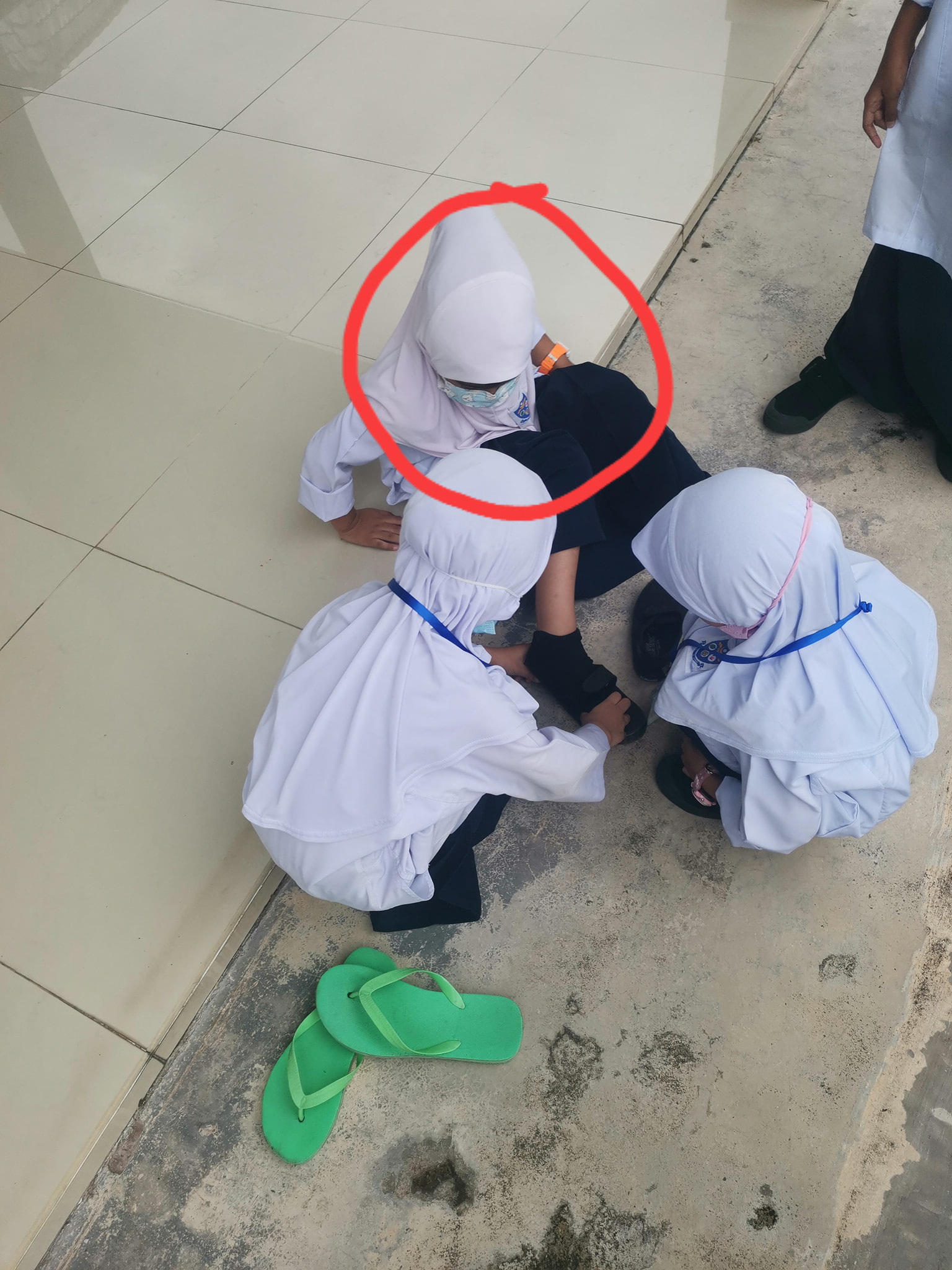 小一女生常独处不讲话 同学举动令老师动容