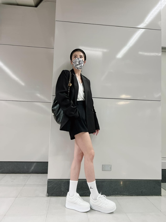 小祯戴口罩露电眼撞脸乐坛天后　网惊呼：以为是蔡依林！	