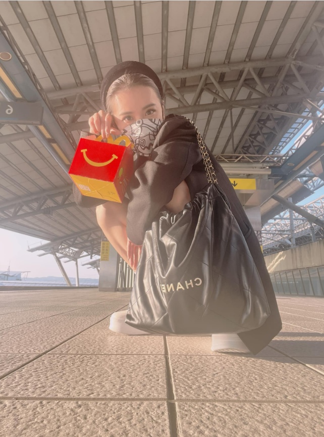 小祯戴口罩露电眼撞脸乐坛天后　网惊呼：以为是蔡依林！	