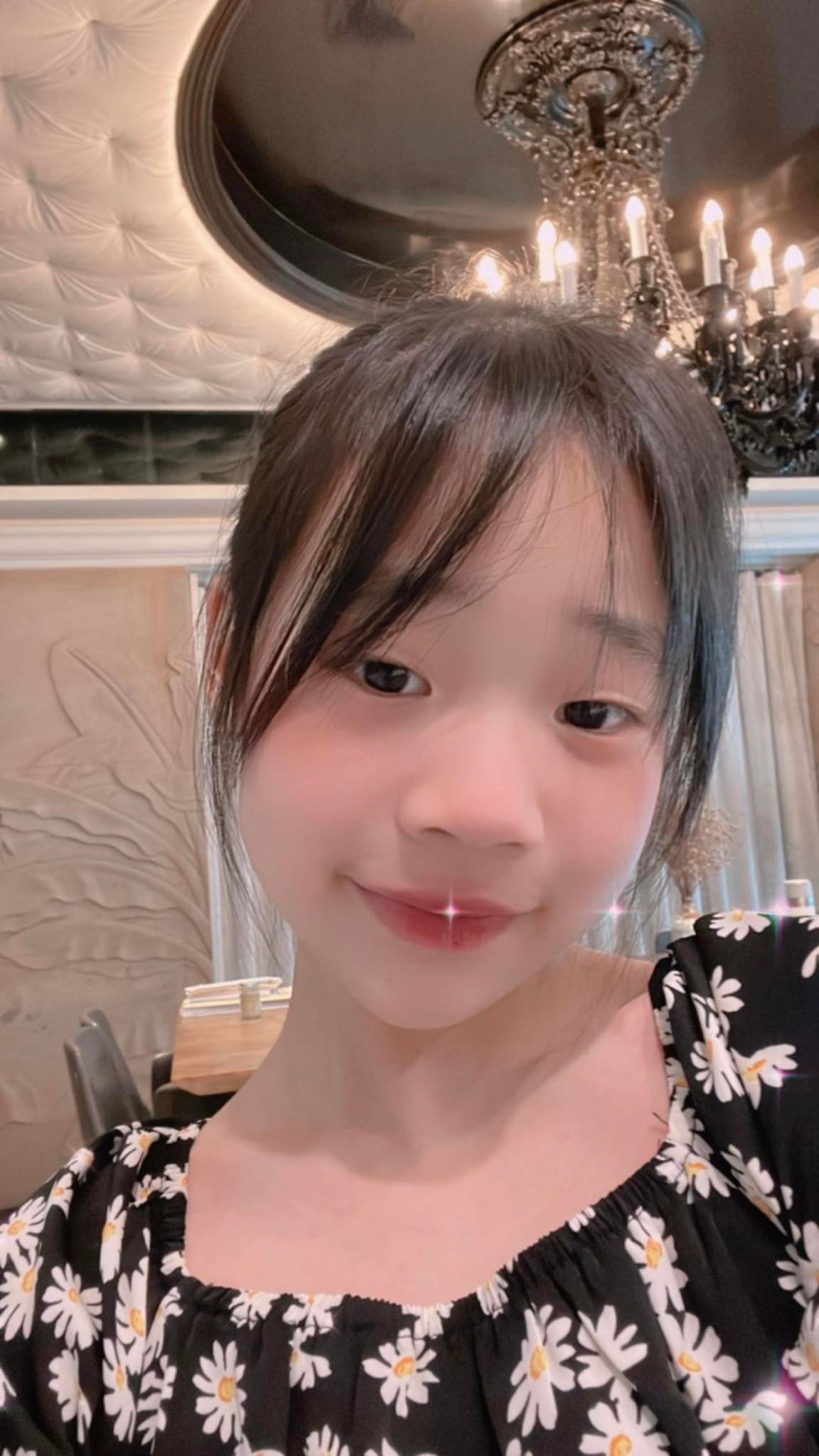 小S10岁小女儿晒自拍 网暴动抢认岳母