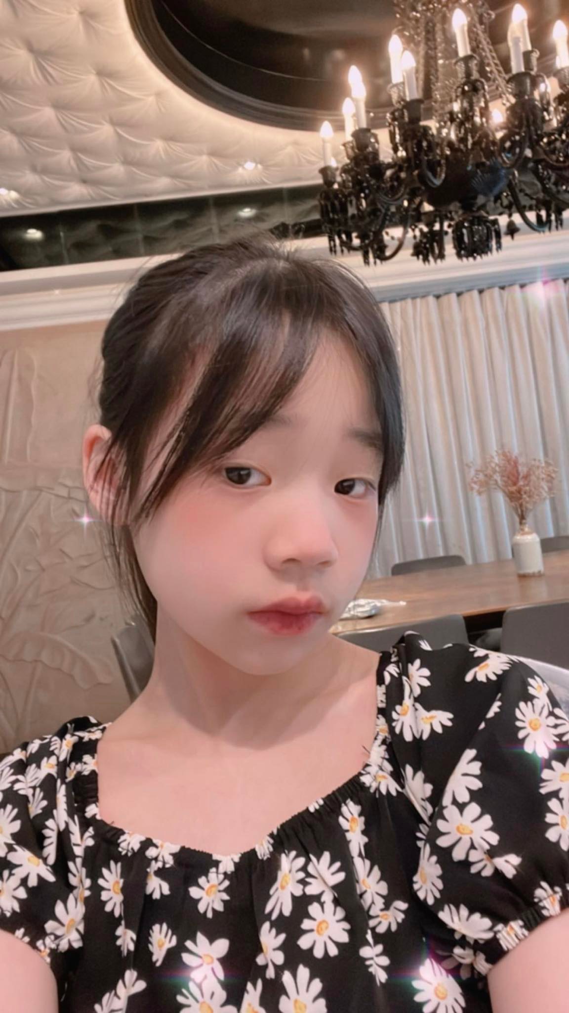 小S10岁小女儿晒自拍 网暴动抢认岳母