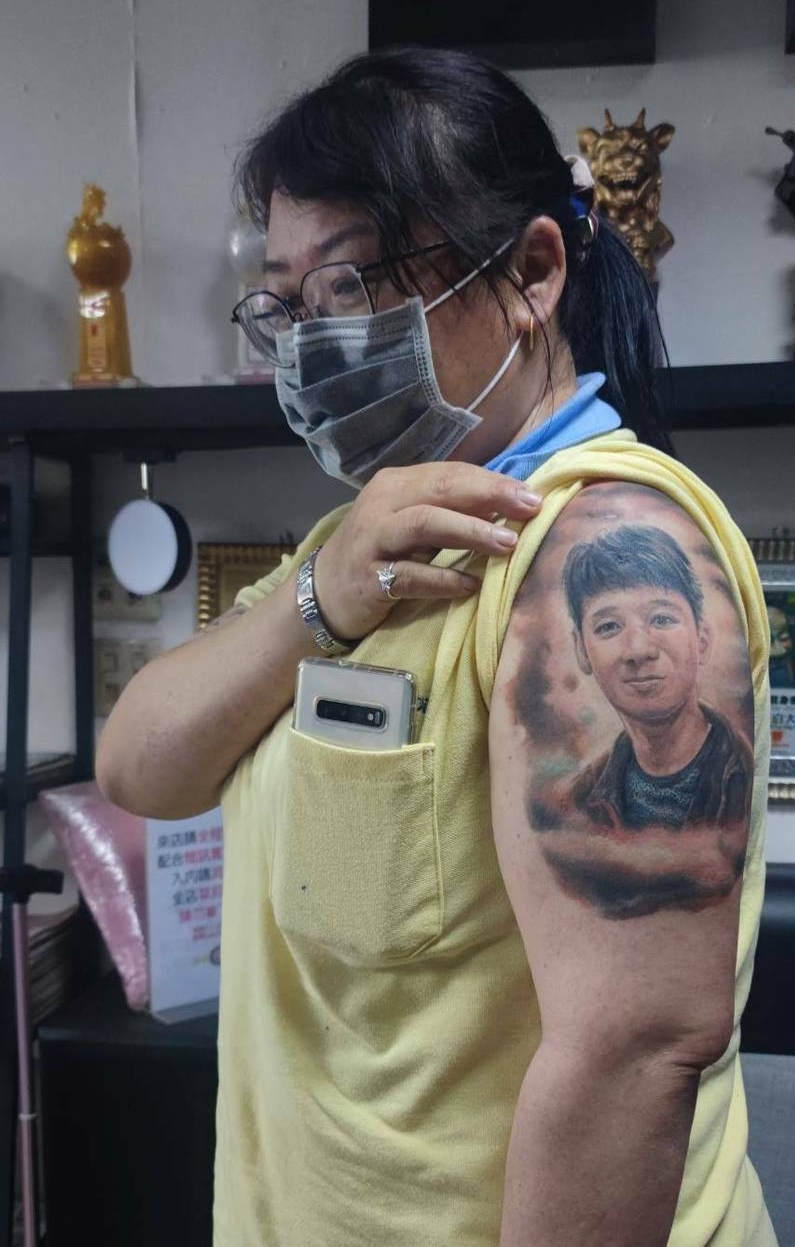 左臂刺已逝爱子模样 母亲:怕老了想不起他的样子