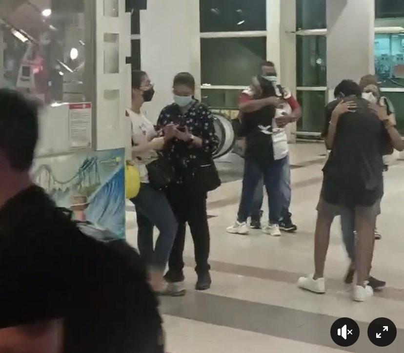 **已签发**全国:久别重逢,苦等多时者冲上前相拥而泣