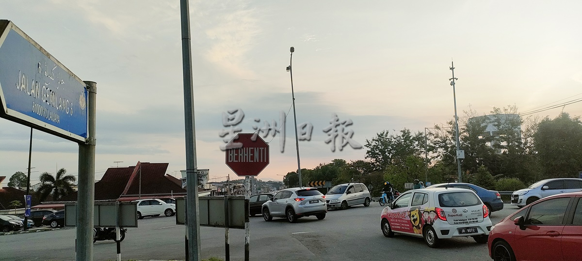 **已签发**柔:第二版头条:民生特工队:交通圈位置偏差导致可可苑交通圈频生意外及车龙