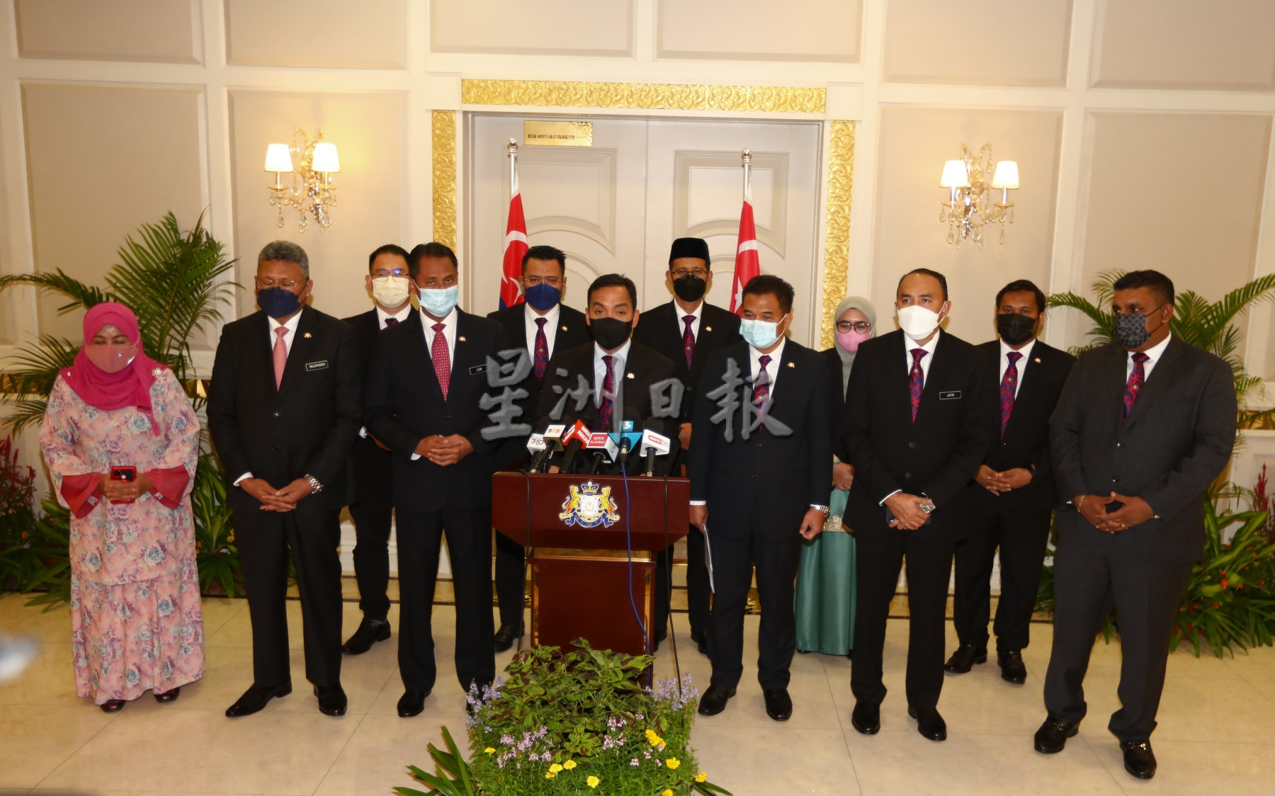 **已签发（请置头条）**柔：封面：2文之一：柔政府拨1亿4438万令吉策爱心援助拨款，369万人受惠