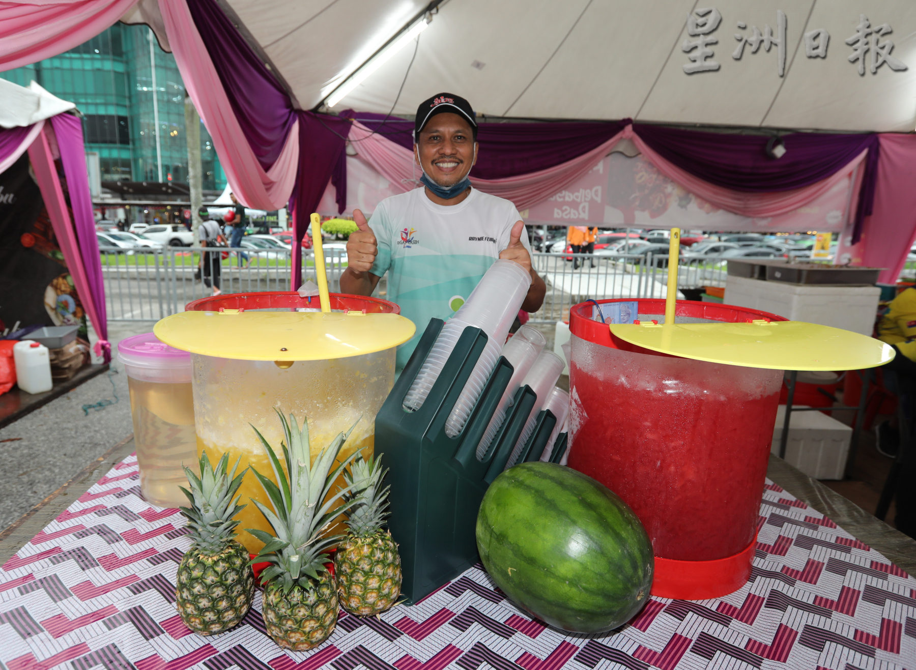 **已签发(请置头条)**柔:封面:【特稿】:斋戒月市集寻美食,本地与新加坡食客也到访