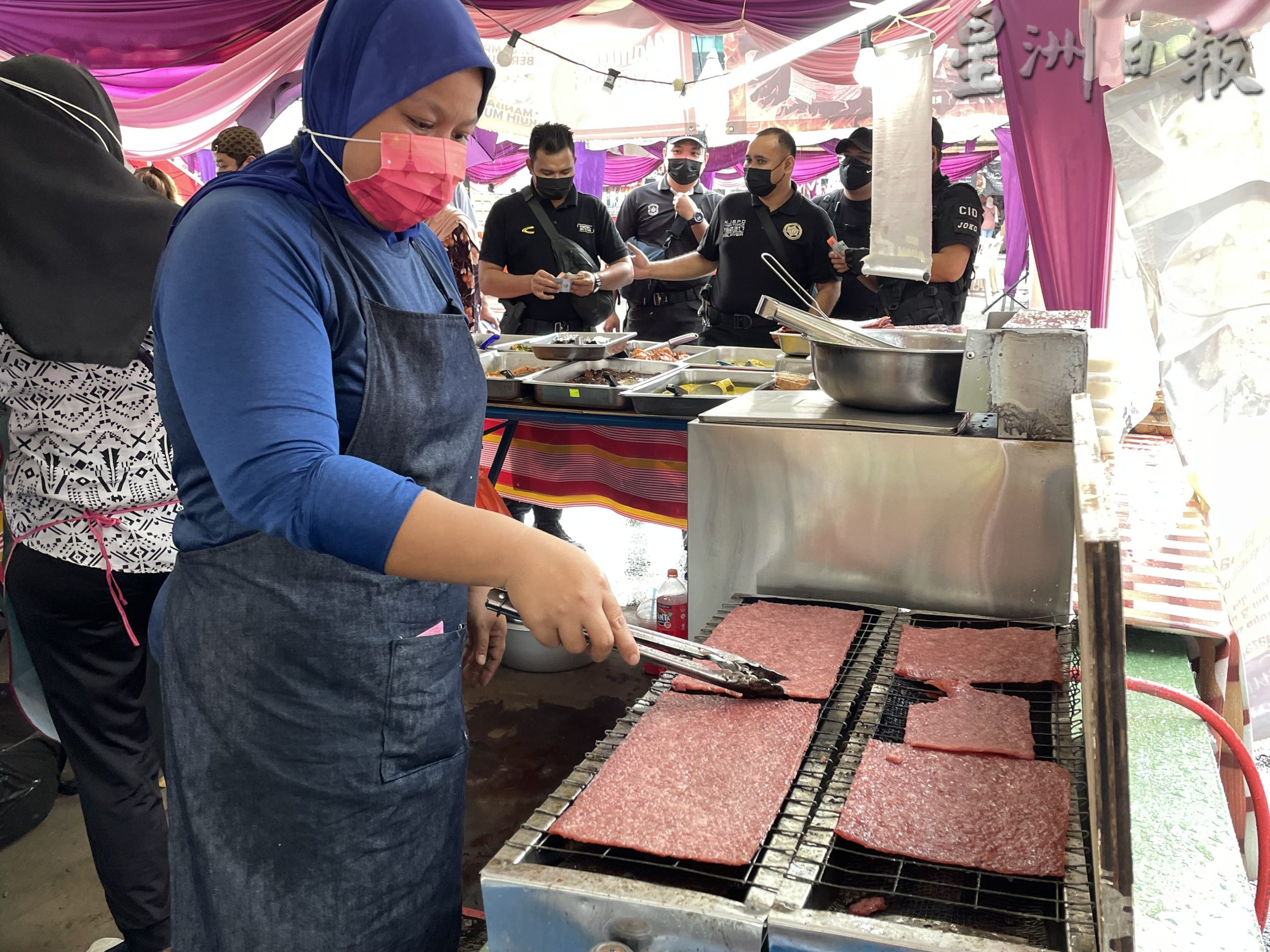 **已签发(请置头条)**柔:封面:【特稿】:斋戒月市集寻美食,本地与新加坡食客也到访