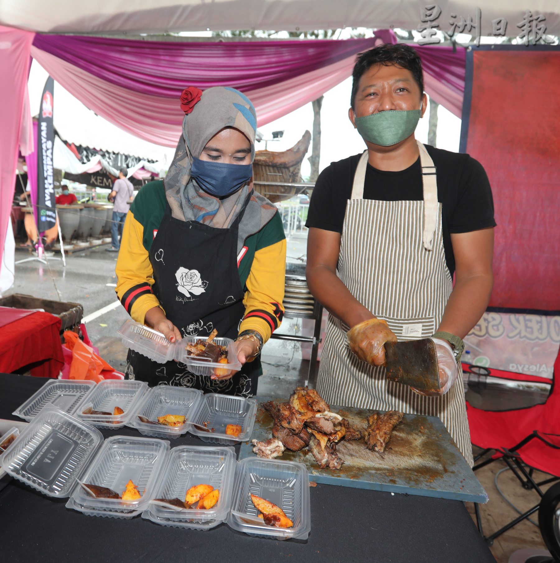 **已签发(请置头条)**柔:封面:【特稿】:斋戒月市集寻美食,本地与新加坡食客也到访