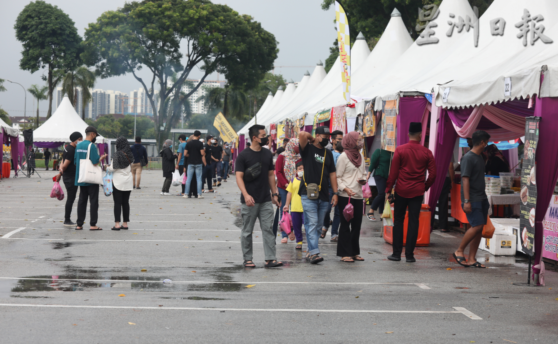 **已签发(请置头条)**柔:封面:【特稿】:斋戒月市集寻美食,本地与新加坡食客也到访