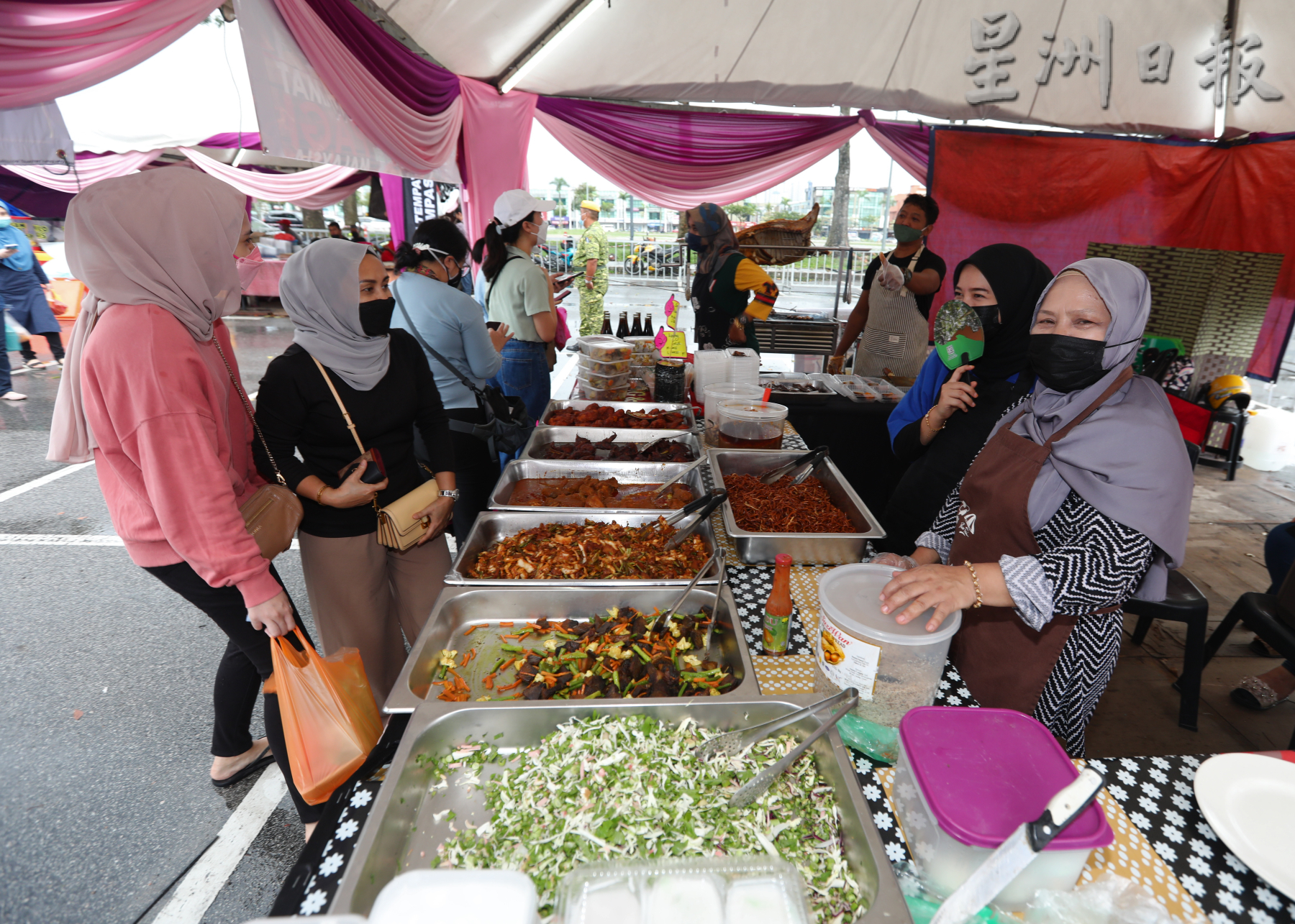 **已签发(请置头条)**柔:封面:【特稿】:斋戒月市集寻美食,本地与新加坡食客也到访