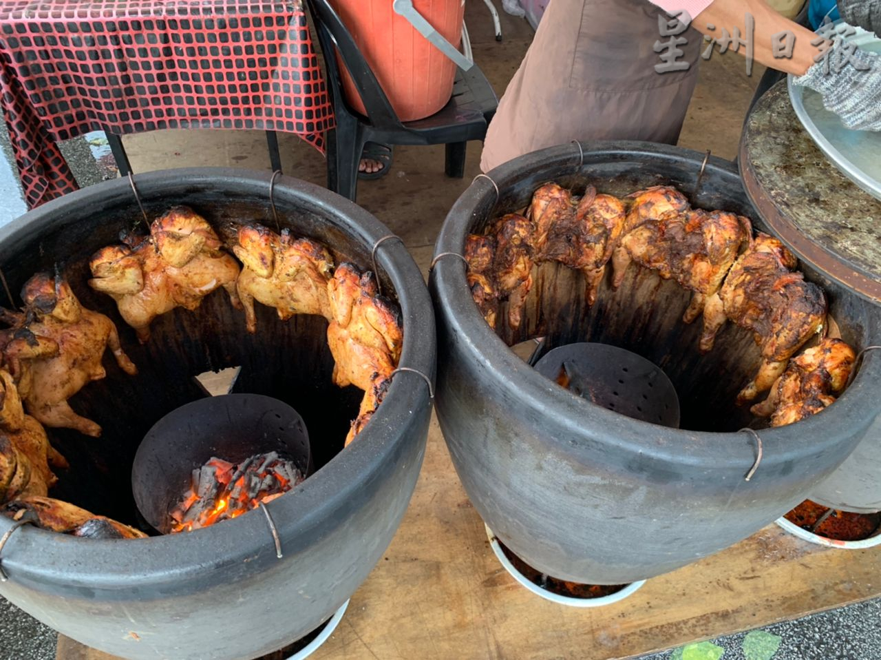 **已签发(请置头条)**柔:封面:【特稿】:斋戒月市集寻美食,本地与新加坡食客也到访