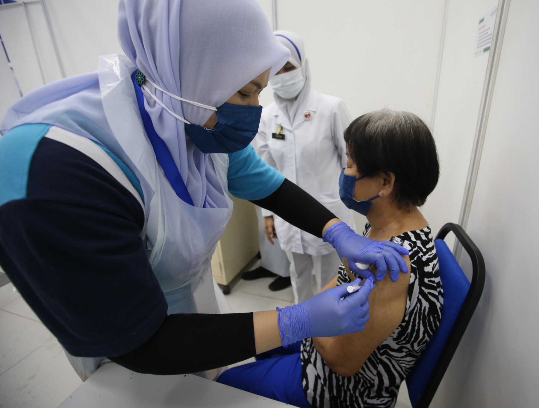 **已签发（请置头条）**柔：封面：【特稿】：第四针打不打，乐龄人士：观望但不抗拒