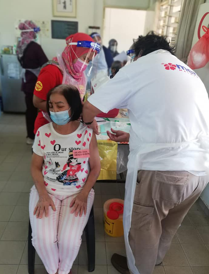 **已签发（请置头条）**柔：封面：【特稿】：第四针打不打，乐龄人士：观望但不抗拒