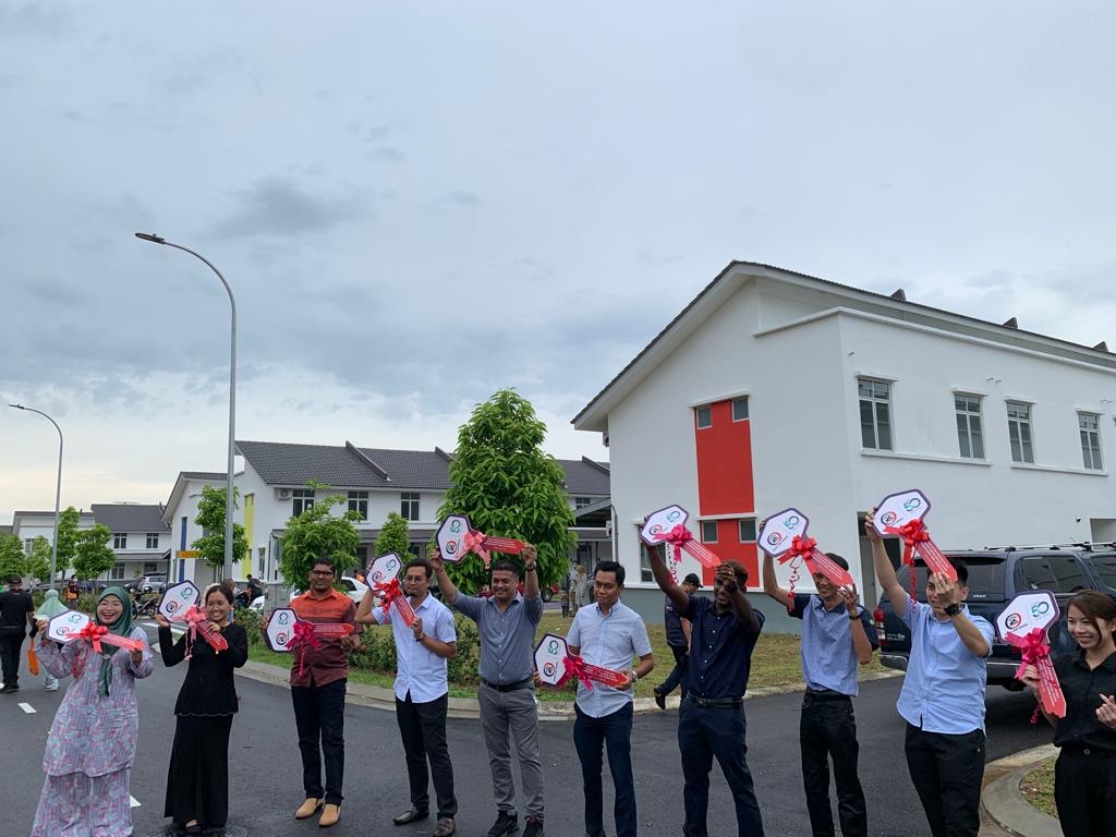 **已签发（请置头条）**柔：封面：假头：柔王储代表颁发488“柔佛民族梦想房屋”单位钥匙，兑现柔佛苏丹承诺