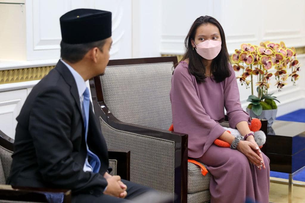 **已签发(请置头条)**柔:第三版:柔佛的骄傲!翁哈菲兹接见羽球女单国手米莎送祝福