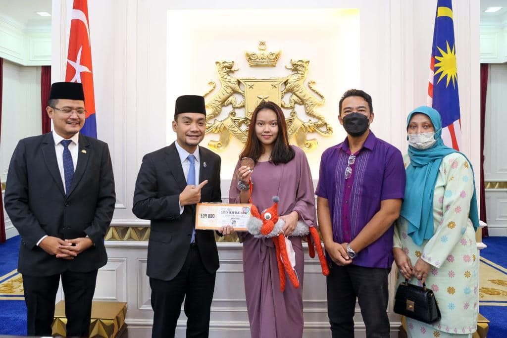 **已签发(请置头条)**柔:第三版:柔佛的骄傲!翁哈菲兹接见羽球女单国手米莎送祝福