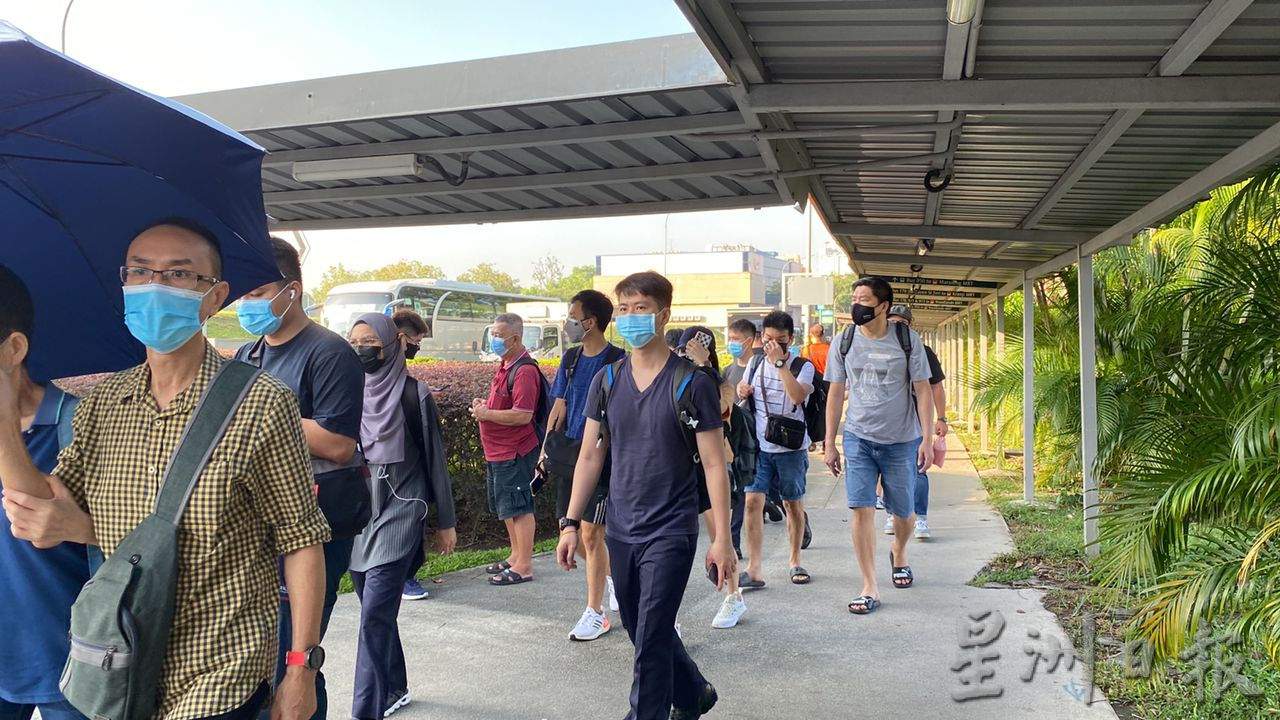 **已签发（请置头条）**柔：马新边境全面开放首日，廖彩彤曾笳恩乘搭巴士赴狮城