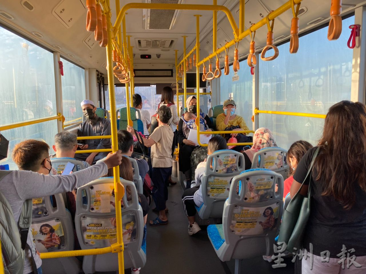 **已签发（请置头条）**柔：马新边境全面开放首日，廖彩彤曾笳恩乘搭巴士赴狮城