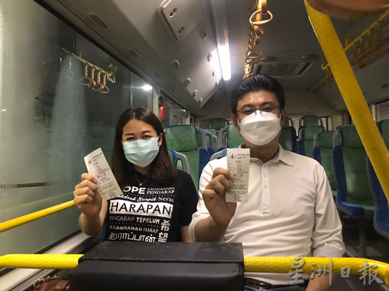 **已签发（请置头条）**柔：马新边境全面开放首日，廖彩彤曾笳恩乘搭巴士赴狮城