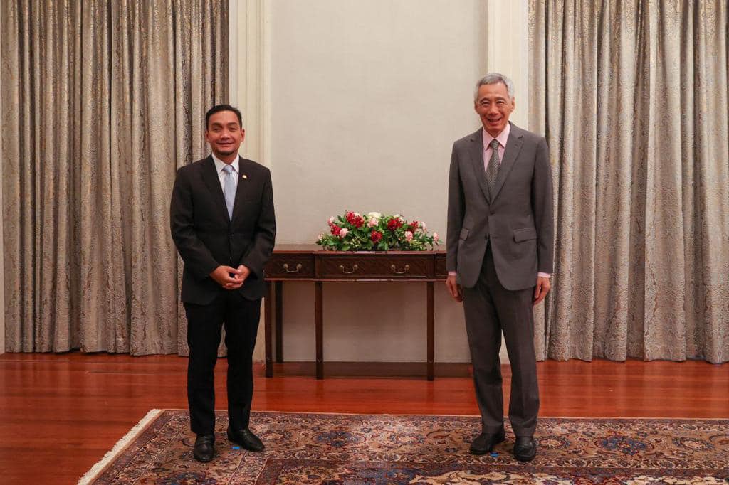 **已签发(请置头条)**: 柔:第三版头条(取代前文):大臣与李显龙会面,讨论加强柔新合作关系