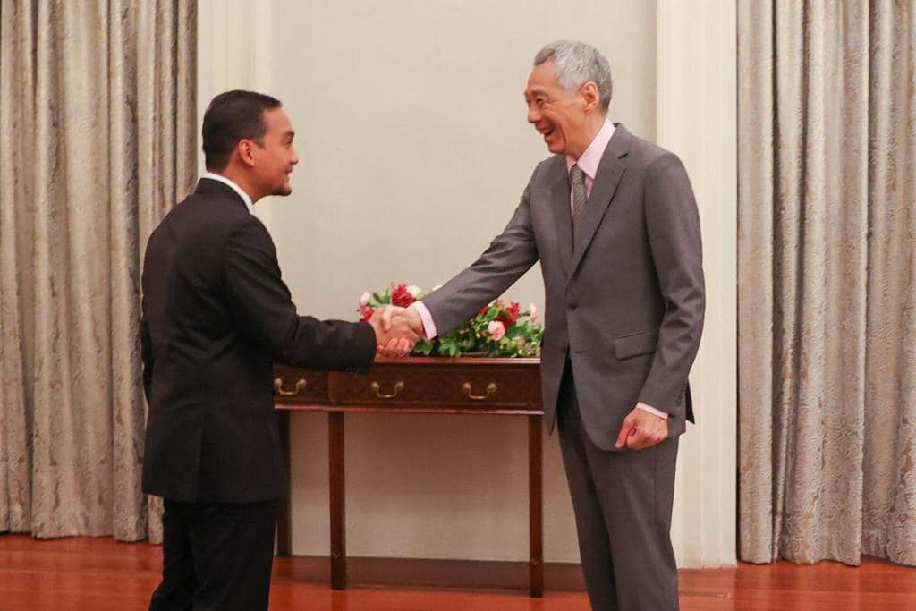 **已签发(请置头条)**: 柔:第三版头条(取代前文):大臣与李显龙会面,讨论加强柔新合作关系