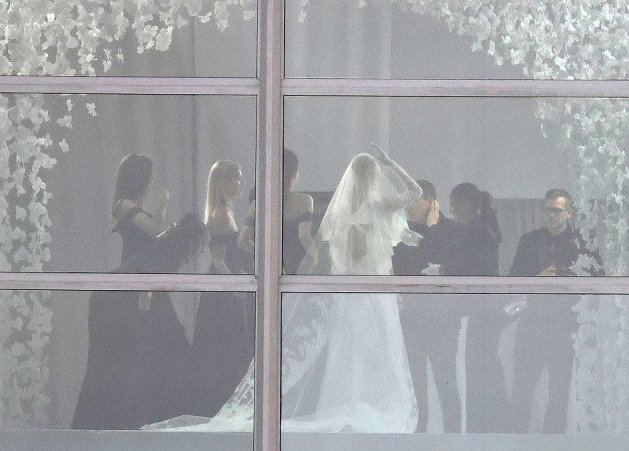 布鲁克林婚礼曝光 甜吻新娘6秒钟