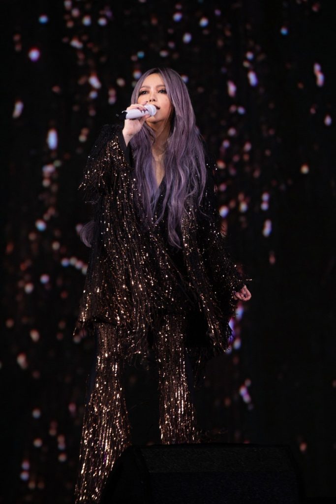 带伤演唱“脚趾回不去”要来硬的 张惠妹被警告：恐中风