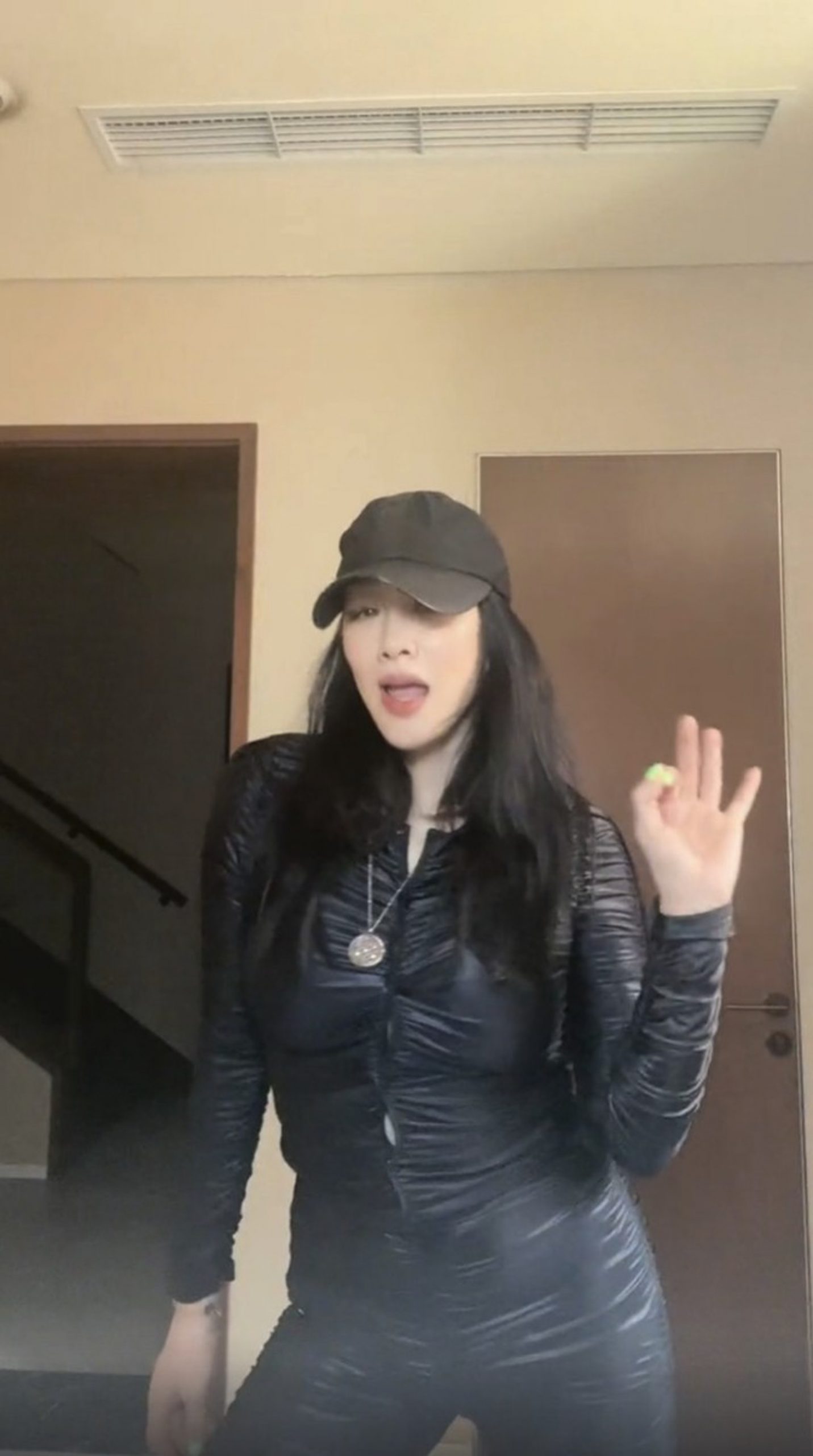 年龄差婚姻成导火线 锺丽缇直播泪崩“太累了”