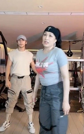 年龄差婚姻成导火线 锺丽缇直播泪崩“太累了”