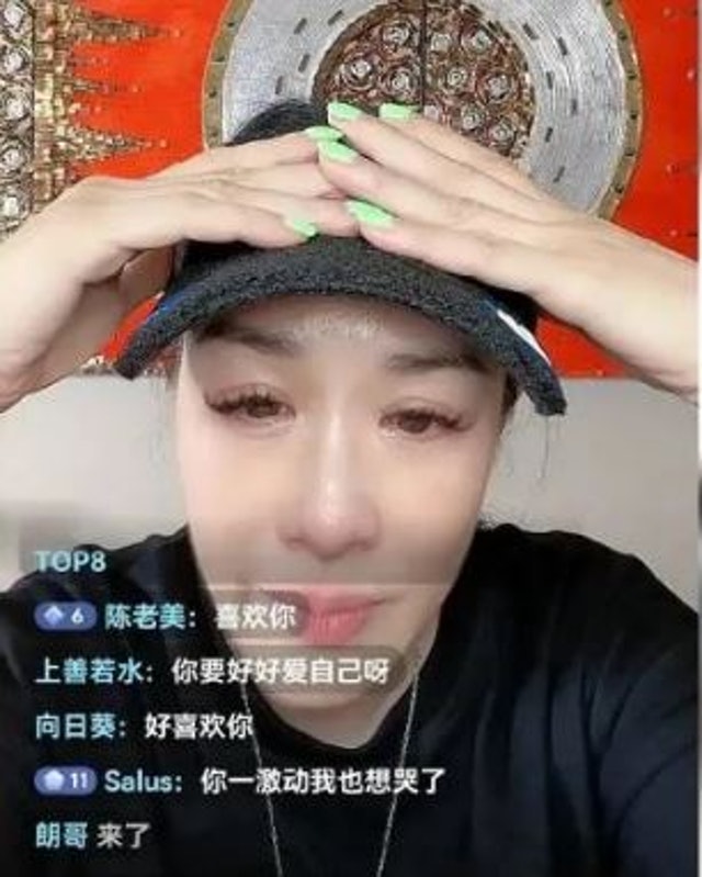 年龄差婚姻成导火线 锺丽缇直播泪崩“太累了”