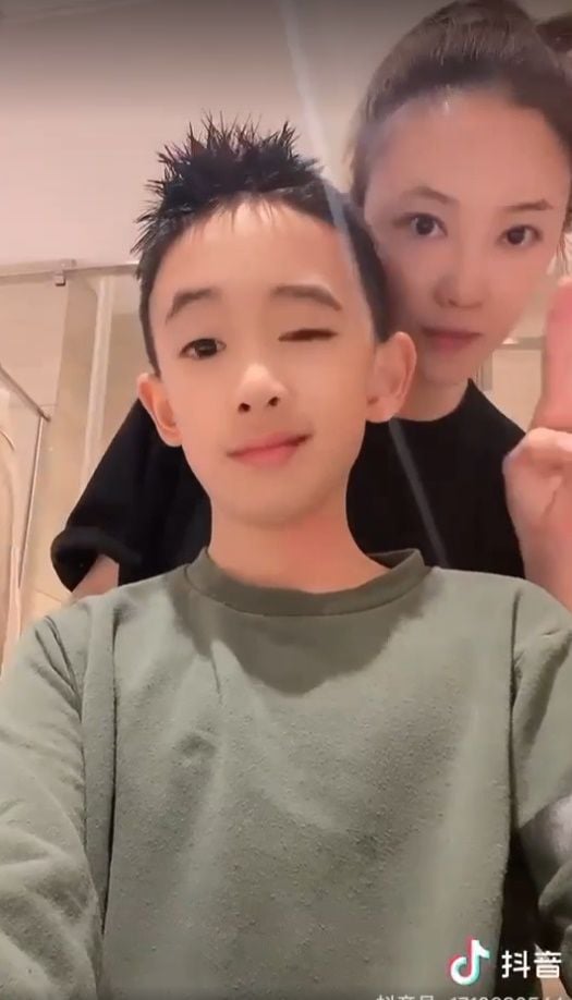 应采儿罕晒Jasper近况 眨眼撩妹网亏“根本陈小春”