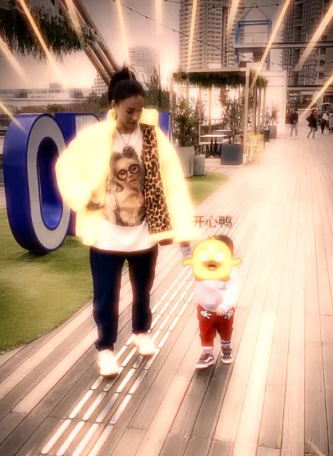 张柏芝晒玩水自拍 4岁小儿子正脸曝光