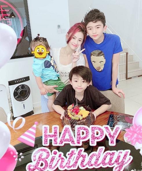 张柏芝晒玩水自拍 4岁小儿子正脸曝光