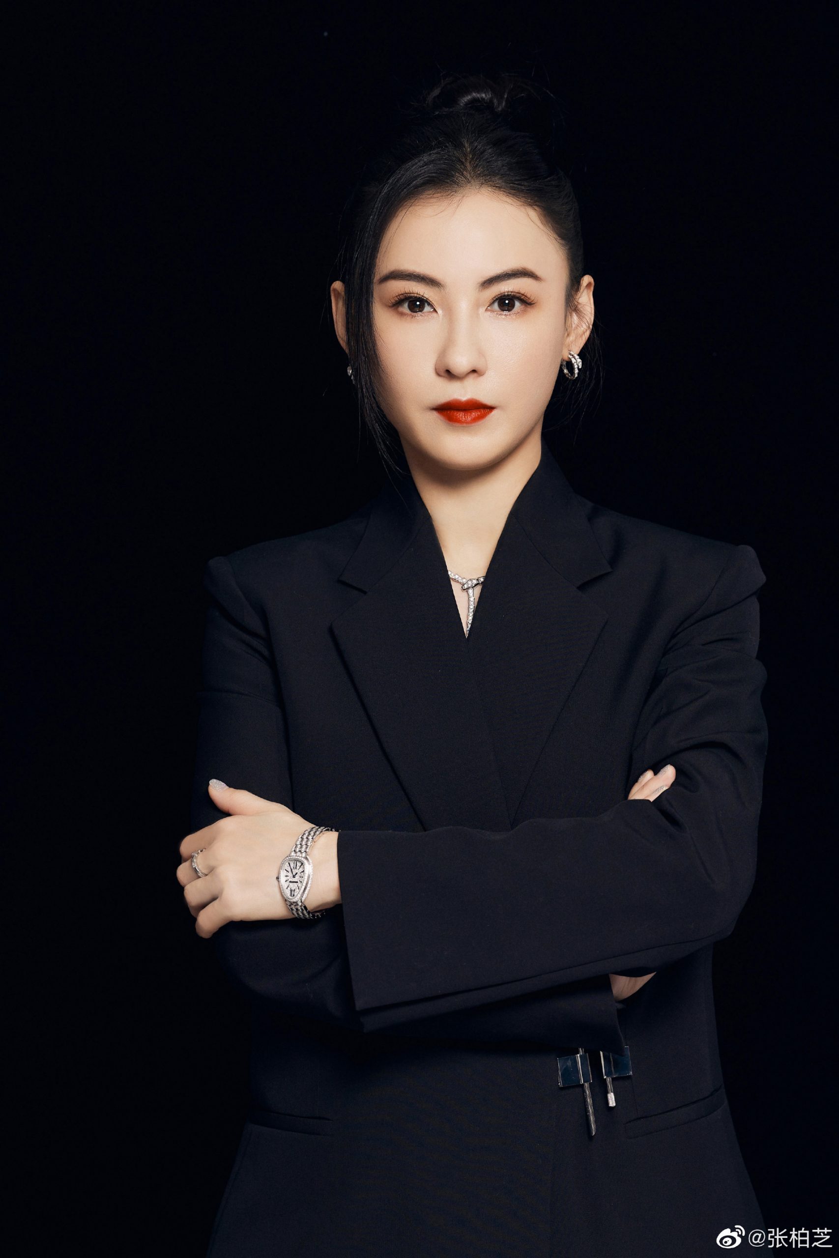 张柏芝晒玩水自拍 4岁小儿子正脸曝光