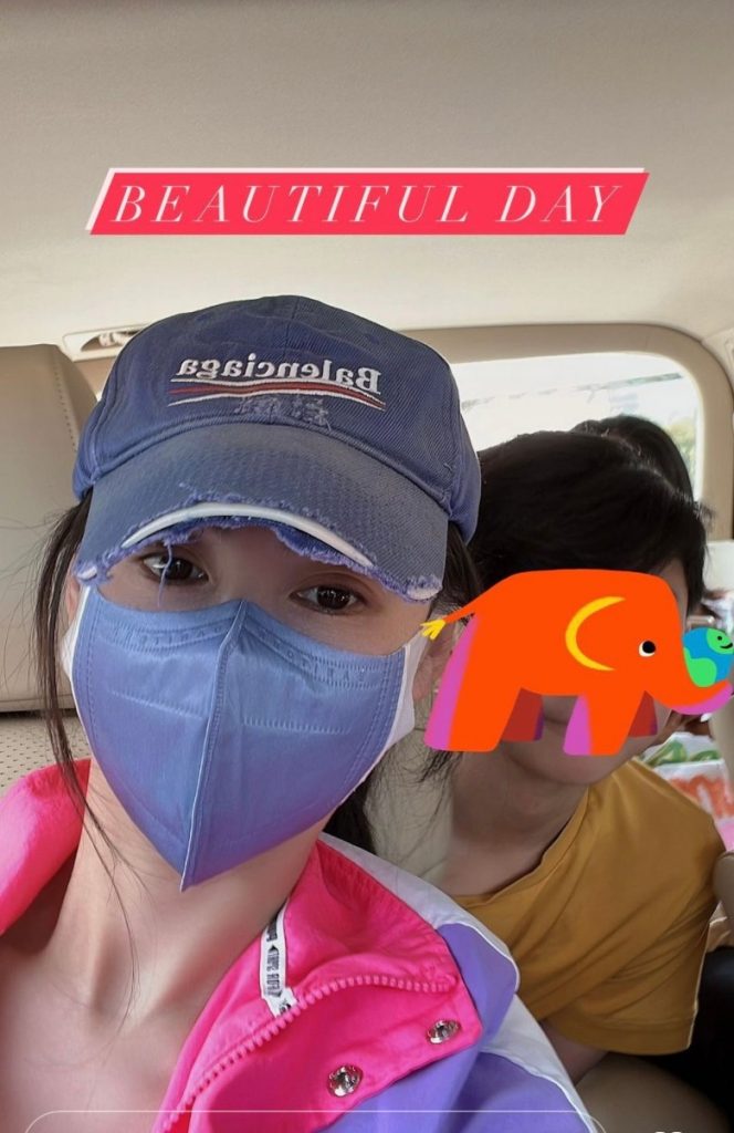 张栢芝拥小鲜肉自拍 不避嫌甜喊“幸福到爆”!