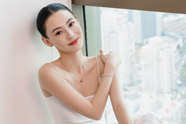 张栢芝拥小鲜肉自拍 不避嫌甜喊“幸福到爆”!