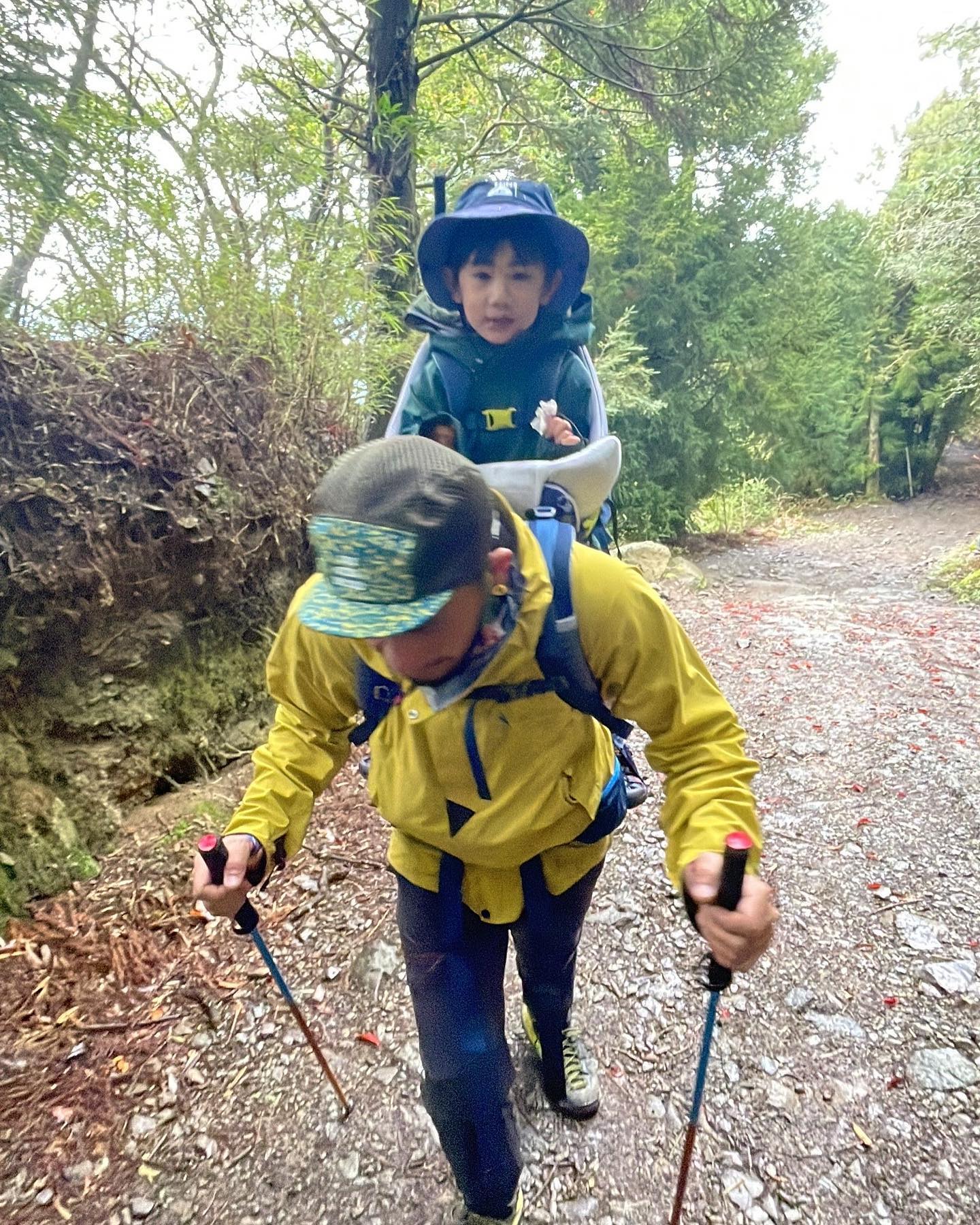 张震岳伴儿戏水险遭撞  怒呛白目车反被抓违规