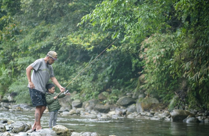 张震岳伴儿戏水险遭撞  怒呛白目车反被抓违规