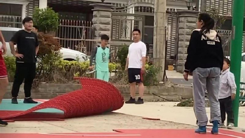 打球声影响女儿念书 大妈冲球场撕烂地皮