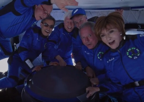 拚图两图)蓝色起源第4次太空旅行 6乘客体验无重状态