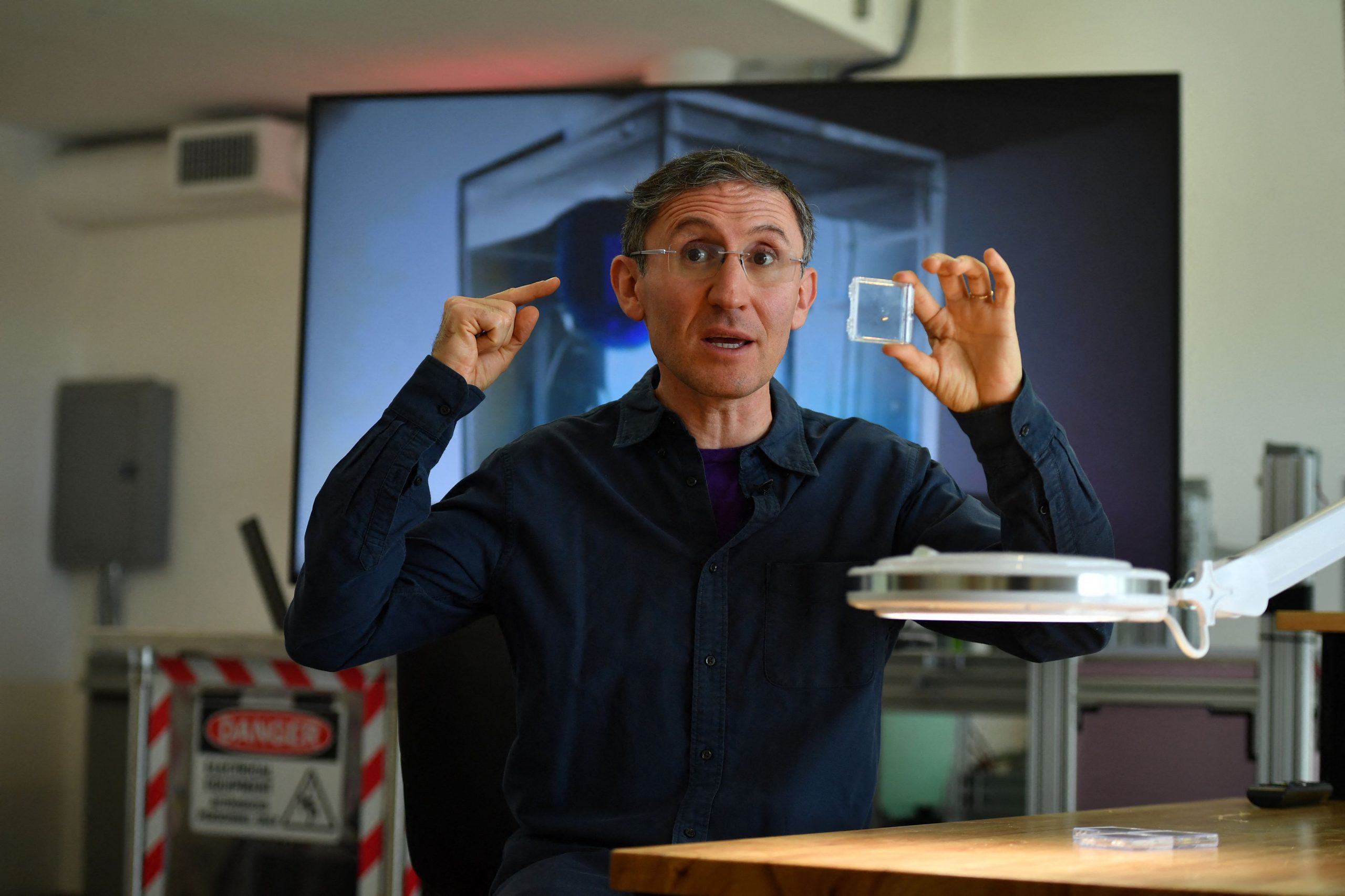 拚盘)微型机器人治疗脑疾病