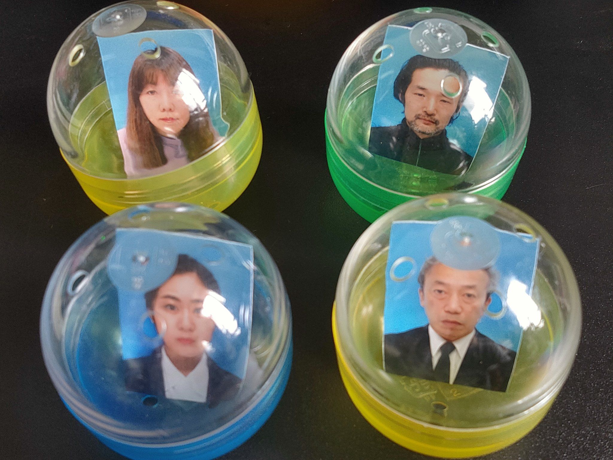 拼盘2图/疫下创意 陌生人证件照扭蛋掀热潮