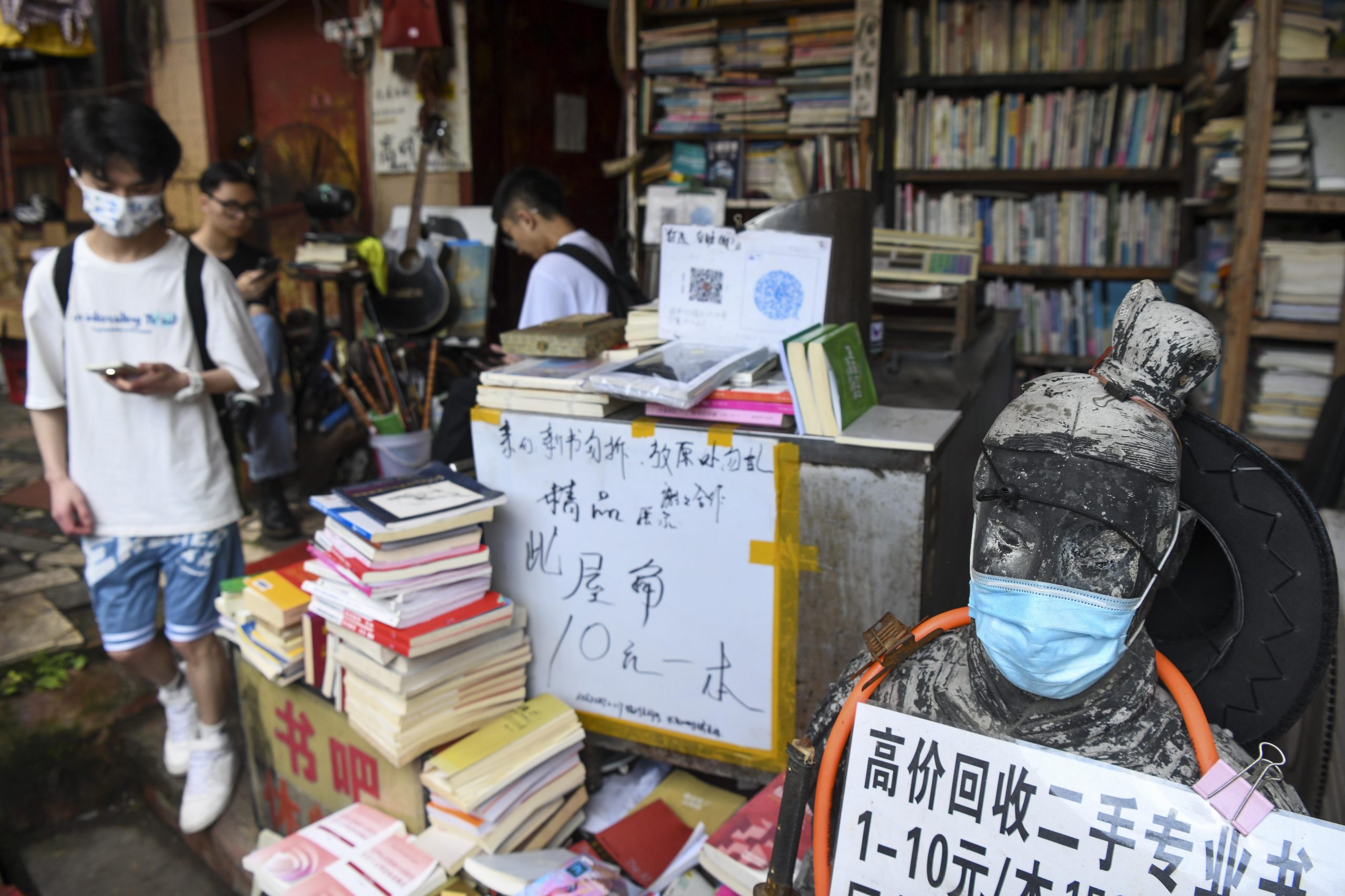 拼盘/中成年人年均阅读4.76本书 电子书比重渐高