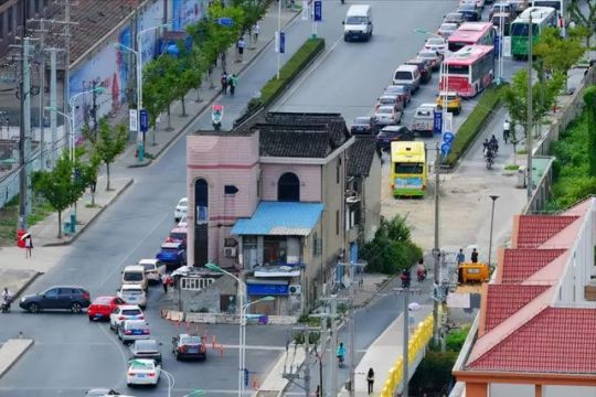 拼盘／他开4.3亿赔偿金才肯搬　坚守14年…哭求政府拆房