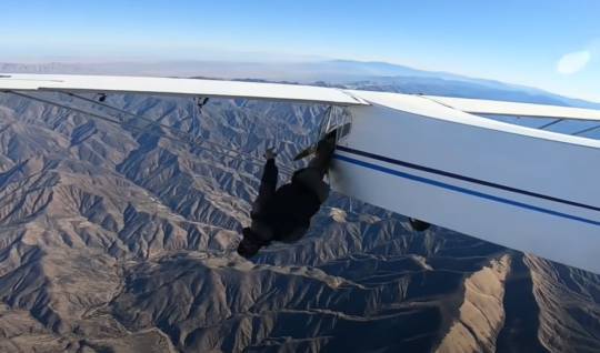 拼盘/故意撞毁飞机!13.3万人等著看…网红“洒骨灰→自坠大峡谷”